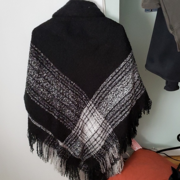 Womans cape - Picture 3 of 4